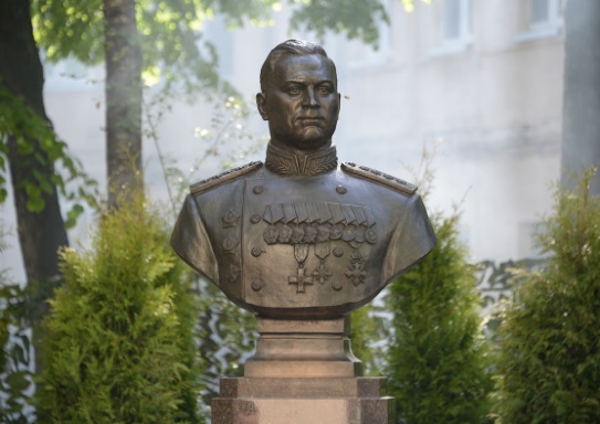 Замминистра обороны Дмитрий Булгаков принял участие в открытии бюста генералу армии Андрею Хрулёву