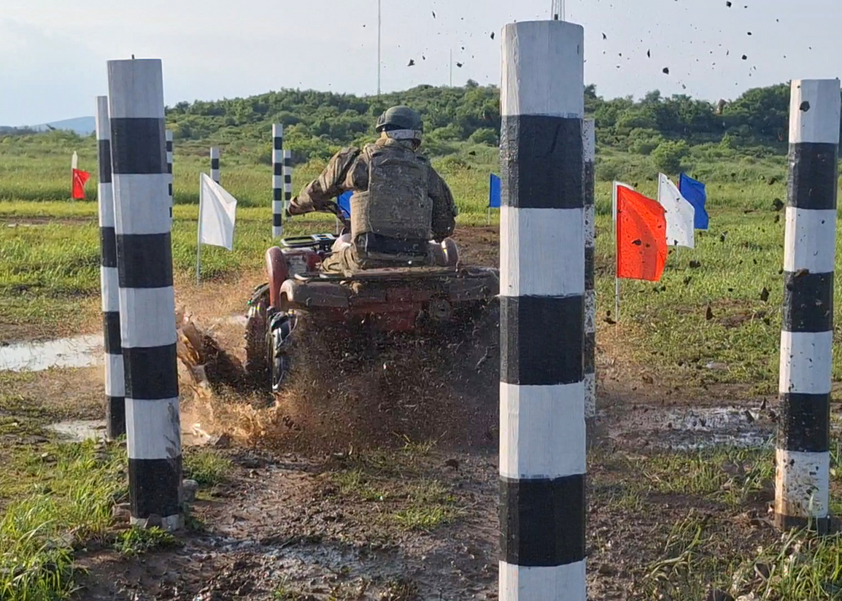 В Приморском крае с военнослужащими ВВО прошли тренировки по вождению на мотоциклах