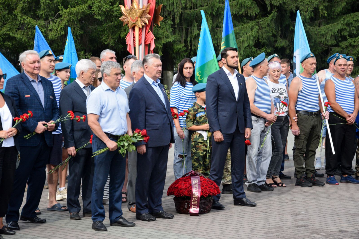 Делегация из Москвы приняла участие в мероприятиях, посвященных Дню воздушно-десантных войск