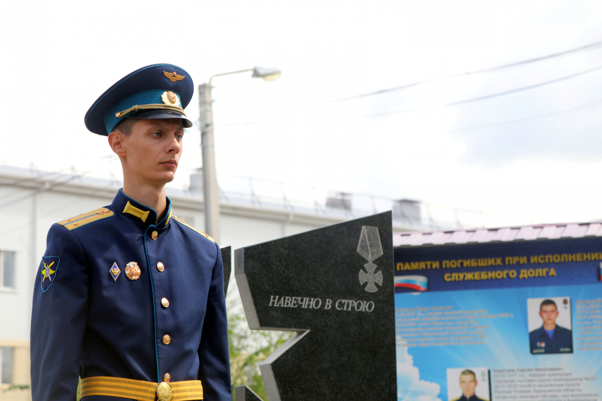 В Саратовской области военнослужащие соединения дальней авиации открыли памятник погибшим военнослужащим