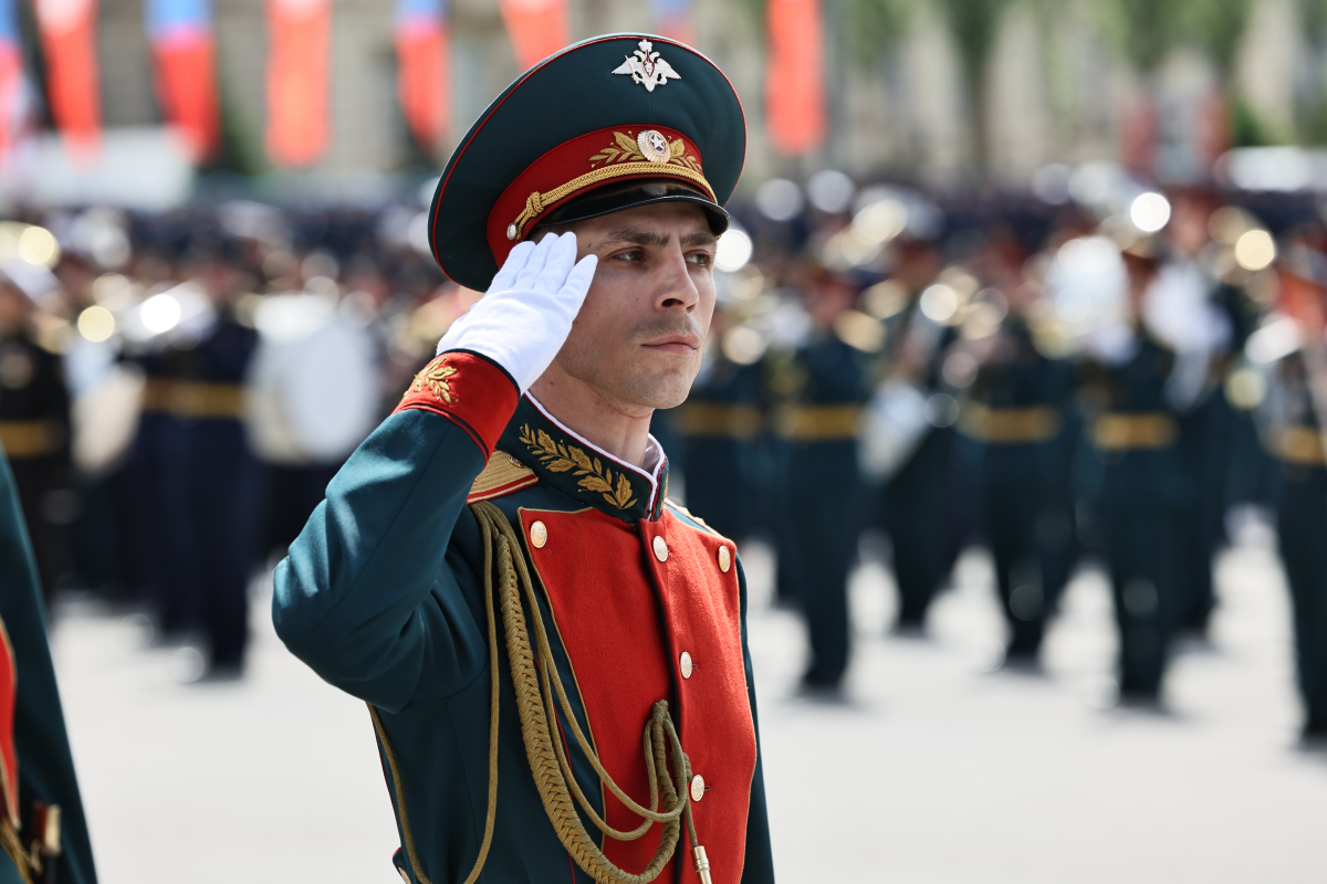 Молодое пополнение роты почетного караула ЮВО проходит курс строевой подготовки